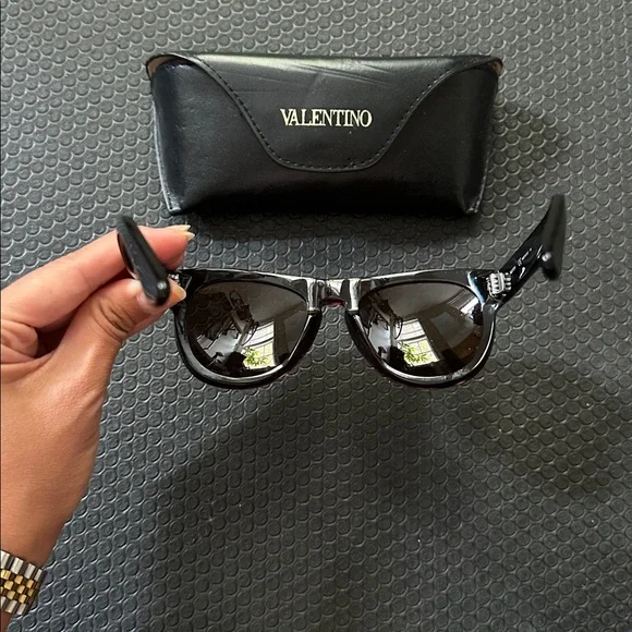 Valentino Tortoise Shell Sunglasses w/Case - Picture 4 of 7